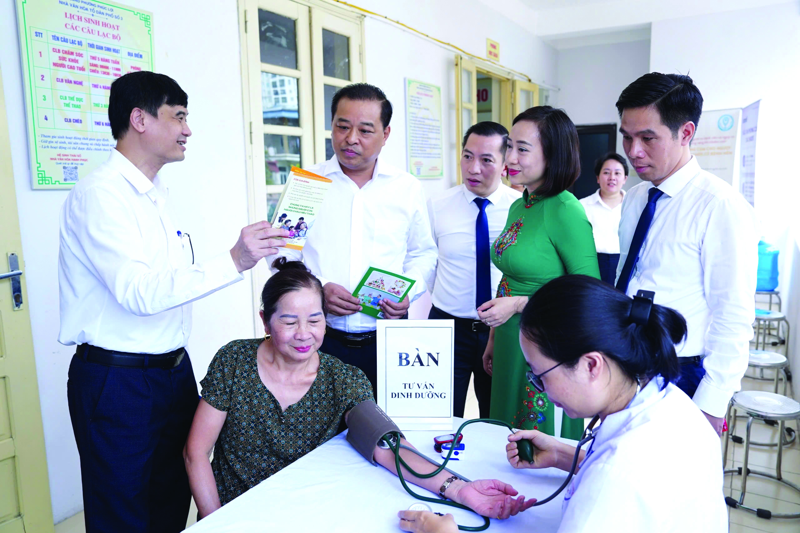 Người cao tuổi khám bệnh tại mô hình “Nhà văn hóa hạnh phúc” và mô hình “Chăm sóc sức khỏe người cao tuổi” phường Phúc Lợi, thành phố Hà Nội.